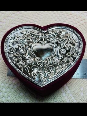❤️ Godinger Silver Art Co LTD Red “velvet” Heart Jewelry Box w/Silver Valentines